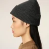 Grå Ami de Coeur Beanie i ull Grå Ami de Coeur Beanie i ull