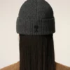 Grå Ami de Coeur Beanie i ull Grå Ami de Coeur Beanie i ull