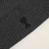 Grå Ami de Coeur Beanie i ull Grå Ami de Coeur Beanie i ull