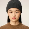 Grå Ami de Coeur Beanie i ull Grå Ami de Coeur Beanie i ull