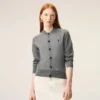 Grå Ami de Coeur Cardigan i ull med rund hals Grå Ami de Coeur Cardigan i ull med rund hals