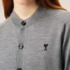 Grå Ami de Coeur Cardigan i ull med rund hals Grå Ami de Coeur Cardigan i ull med rund hals
