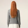 Grå Ami de Coeur Cardigan i ull med rund hals Grå Ami de Coeur Cardigan i ull med rund hals