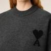 Grå Ami de Coeur-tröja med rund hals i ull Grå Ami de Coeur-tröja med rund hals i ull