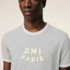 Grå bomullst-shirt med stickad Ami Paris-patch Grå bomullst-shirt med stickad Ami Paris-patch
