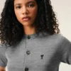 Grå kortärmad Ami de Coeur Cardigan i ull Grå kortärmad Ami de Coeur Cardigan i ull