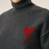 Grå tröja i ull med trattkrage och kontrasterande Ami de Coeur Grå tröja i ull med trattkrage och kontrasterande Ami de Coeur