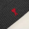 Grå ullmössa med kontrasterande Ami de Coeur Grå ullmössa med kontrasterande Ami de Coeur