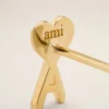 Guldmässingsörhängen Ami de Coeur med hamrad yta Guldmässingsörhängen Ami de Coeur med hamrad yta
