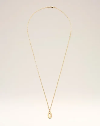 Halsband med hamrat ”0” i guldmässing Halsband med hamrat ”0” i guldmässing