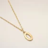 Halsband med hamrat ”0” i guldmässing Halsband med hamrat ”0” i guldmässing