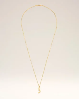 Halsband med hamrat ”3”-hänge i guldmässing Halsband med hamrat ”3”-hänge i guldmässing
