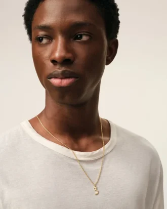 Halsband med hamrat ”3”-hänge i guldmässing Halsband med hamrat ”3”-hänge i guldmässing