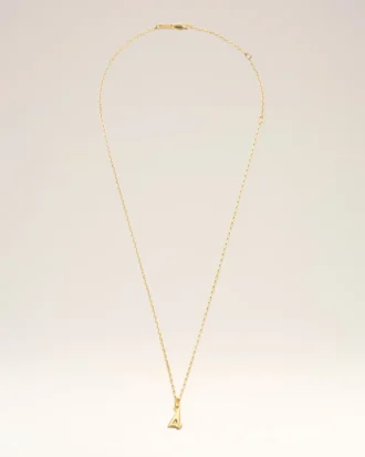Halsband med hamrat ”4”-hänge i guldmässing Halsband med hamrat ”4”-hänge i guldmässing