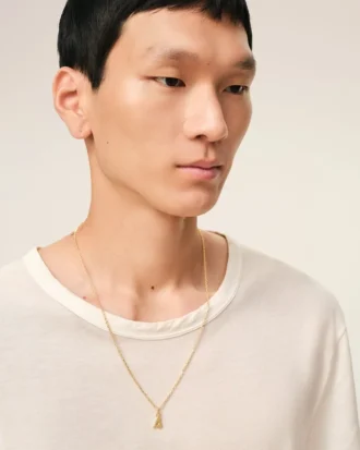 Halsband med hamrat ”4”-hänge i guldmässing Halsband med hamrat ”4”-hänge i guldmässing