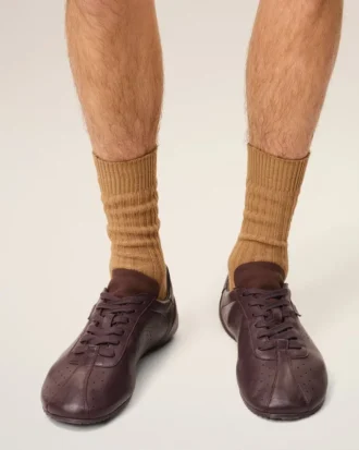 Låga sneakers i slätt vinrött läder