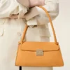 Liten Mimi-väska i orange ko-läder Liten Mimi-väska i orange ko-läder