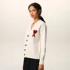 Naturvit kofta i ull med kontrasterande Ami de Coeur Naturvit kofta i ull med kontrasterande Ami de Coeur