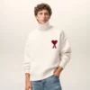 Naturvit tröja med trattkrage och kontrasterande Ami de Coeur Naturvit tröja med trattkrage och kontrasterande Ami de Coeur