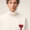 Naturvit tröja med trattkrage och kontrasterande Ami de Coeur Naturvit tröja med trattkrage och kontrasterande Ami de Coeur