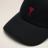 Svart Ami de Coeur Cap i bomull med broderi Svart Ami de Coeur Cap i bomull med broderi
