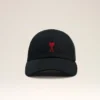 Svart Ami de Coeur Cap i bomull med broderi Svart Ami de Coeur Cap i bomull med broderi