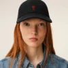 Svart Ami de Coeur Cap i bomull med broderi Svart Ami de Coeur Cap i bomull med broderi