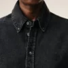Svart denimskjorta i bomull med Ami de Coeur-broderi Svart denimskjorta i bomull med Ami de Coeur-broderi
