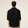 Svart kortärmad broderad Ami Paris-skjorta i boxig modell Svart kortärmad broderad Ami Paris-skjorta i boxig modell