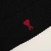 Svart mössa i ull med kontrasterande Ami de Coeur