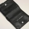 Svart plånbok i veckad design av kohud från Voulez-Vous Svart plånbok i veckad design av kohud från Voulez-Vous