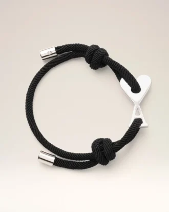 Svart snöre i silvermässing Ami de Coeur-armband Svart snöre i silvermässing Ami de Coeur-armband
