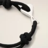 Svart snöre i silvermässing Ami de Coeur-armband Svart snöre i silvermässing Ami de Coeur-armband