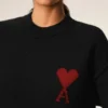 Svart tröja i ull med rund hals och kontrasterande Ami de Coeur Svart tröja i ull med rund hals och kontrasterande Ami de Coeur