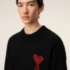 Svart tröja i ull med rund hals och kontrasterande Ami de Coeur Svart tröja i ull med rund hals och kontrasterande Ami de Coeur