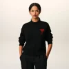 Svart tröja i ull med rund hals och kontrasterande Ami de Coeur Svart tröja i ull med rund hals och kontrasterande Ami de Coeur