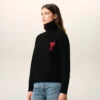 Svart tröja i ull med trattkrage och kontrasterande Ami de Coeur Svart tröja i ull med trattkrage och kontrasterande Ami de Coeur