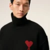 Svart tröja i ull med trattkrage och kontrasterande Ami de Coeur Svart tröja i ull med trattkrage och kontrasterande Ami de Coeur