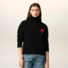 Svart tröja i ull med trattkrage och kontrasterande Ami de Coeur Svart tröja i ull med trattkrage och kontrasterande Ami de Coeur