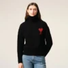 Svart tröja i ull med trattkrage och kontrasterande Ami de Coeur Svart tröja i ull med trattkrage och kontrasterande Ami de Coeur