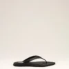 Svarta flip-flops i lammläder med spetsig tå Svarta flip-flops i lammläder med spetsig tå
