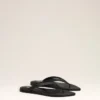Svarta flip-flops i lammläder med spetsig tå Svarta flip-flops i lammläder med spetsig tå