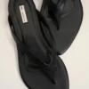 Svarta flip-flops i lammläder med spetsig tå Svarta flip-flops i lammläder med spetsig tå