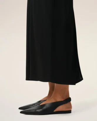 Svarta slingbacks i lammläder med spetsig tå