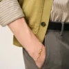 Tunt hamrat Ami de Coeur-armband i guldmässing Tunt hamrat Ami de Coeur-armband i guldmässing