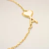 Tunt hamrat Ami de Coeur-armband i guldmässing Tunt hamrat Ami de Coeur-armband i guldmässing