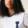 Vit Ami de Coeur T-Shirt med stickad bomullspatch Vit Ami de Coeur T-Shirt med stickad bomullspatch
