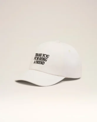 Vit bomullskeps med broderat ”Thank You for Being a Friend”