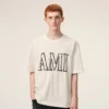 Vit bomullst-shirt med Ami Paris-tryck Vit bomullst-shirt med Ami Paris-tryck