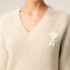 Vit ribbad ulltröja med V-ringning från Ami de Coeur Sweater Vit ribbad ulltröja med V-ringning från Ami de Coeur Sweater